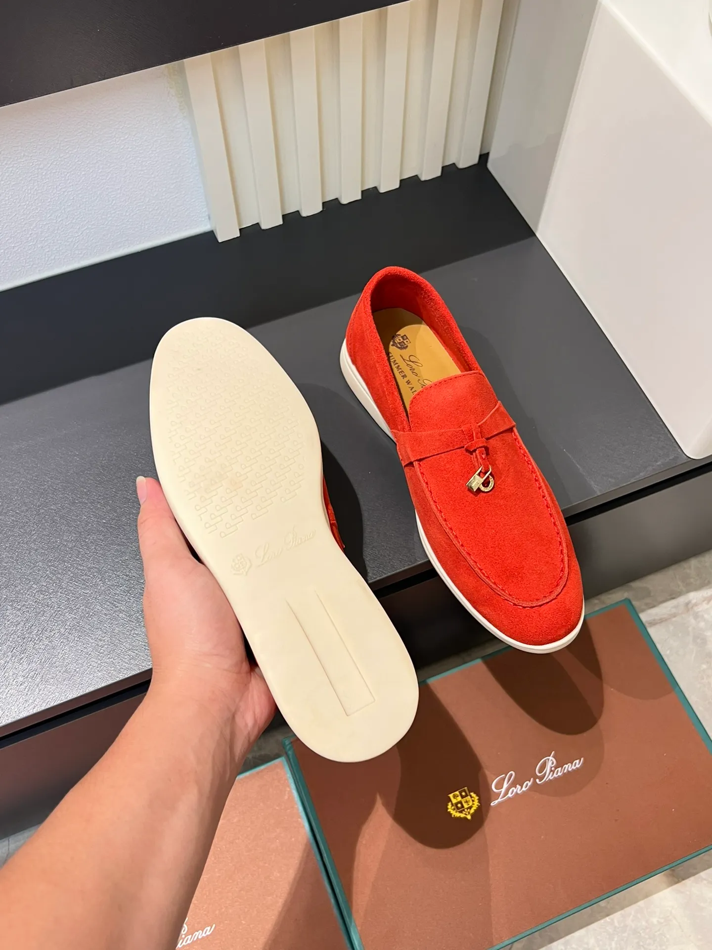 Men's shoes 💰p360 "Loro men's shoes 💰pian'*" Classic L men's shoes for couples 💰p Top version British flat loafers, a must-have item in old money style, the minimalist design is eye-catching and durable, a plus point for dressing The soft foot feel and texture are outstanding. They don’t scratch your feet and are very nice. They are matched with soft and waxy soles. They can be worn daily for a long time without getting tired. They are easy to wear, versatile and classic items, with perfect foot feel and texture! Imported cashmere fabric, the lining is made of imported A-grade water-dyed cow lining, the top version of the genuine leather midsole is sewn with pure handmade mark thread! Size: Female 35-40 (34. Customized) Male 38-44 (45.46. Customized)